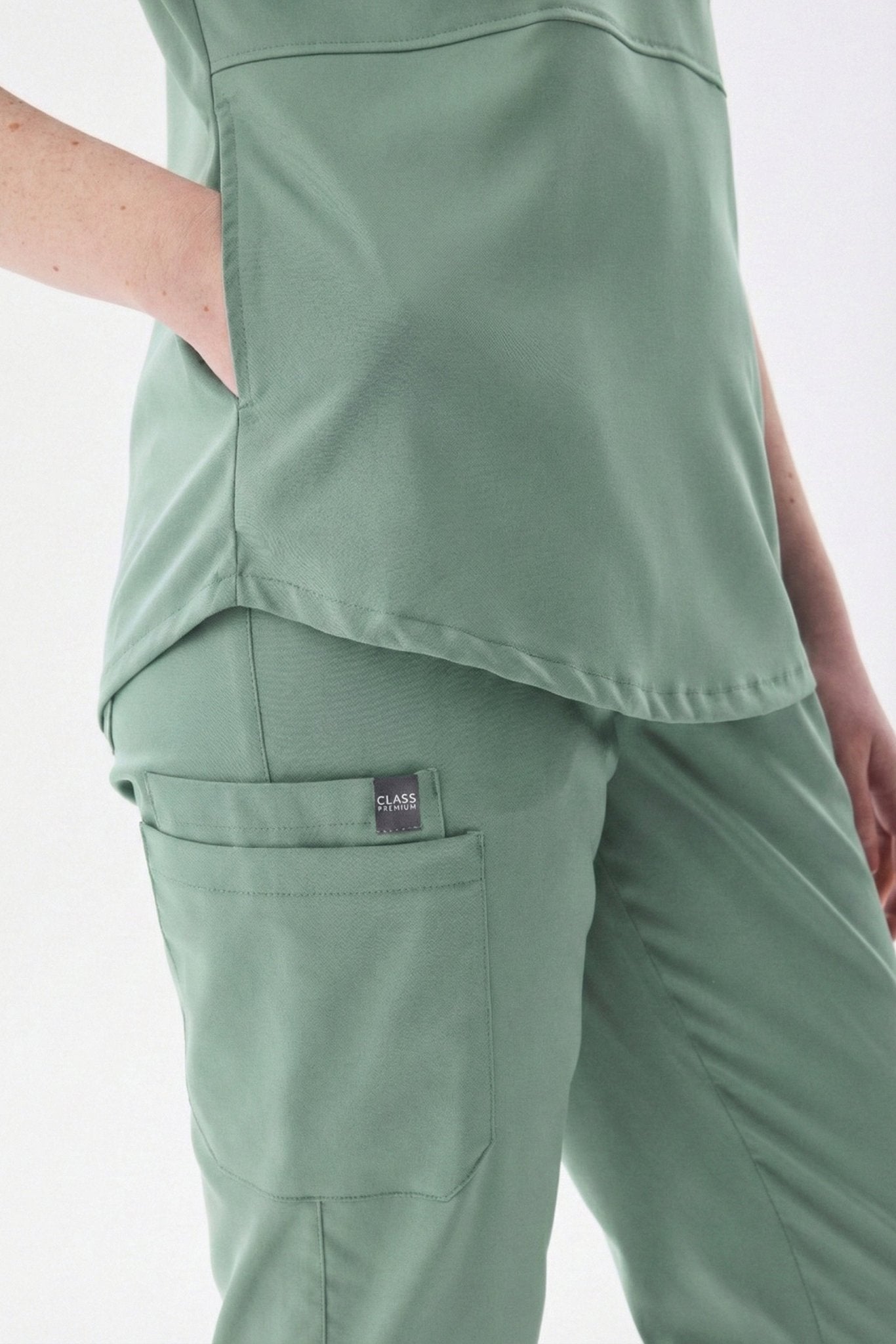 N O V A | Çağla Yeşili Düz Paça Pantolon Likralı Hakim Yaka Yarım Çıtçıtlı Hemşire Ve Doktor Forması Scrubs - Class ÜniformaMedikal Scrubs