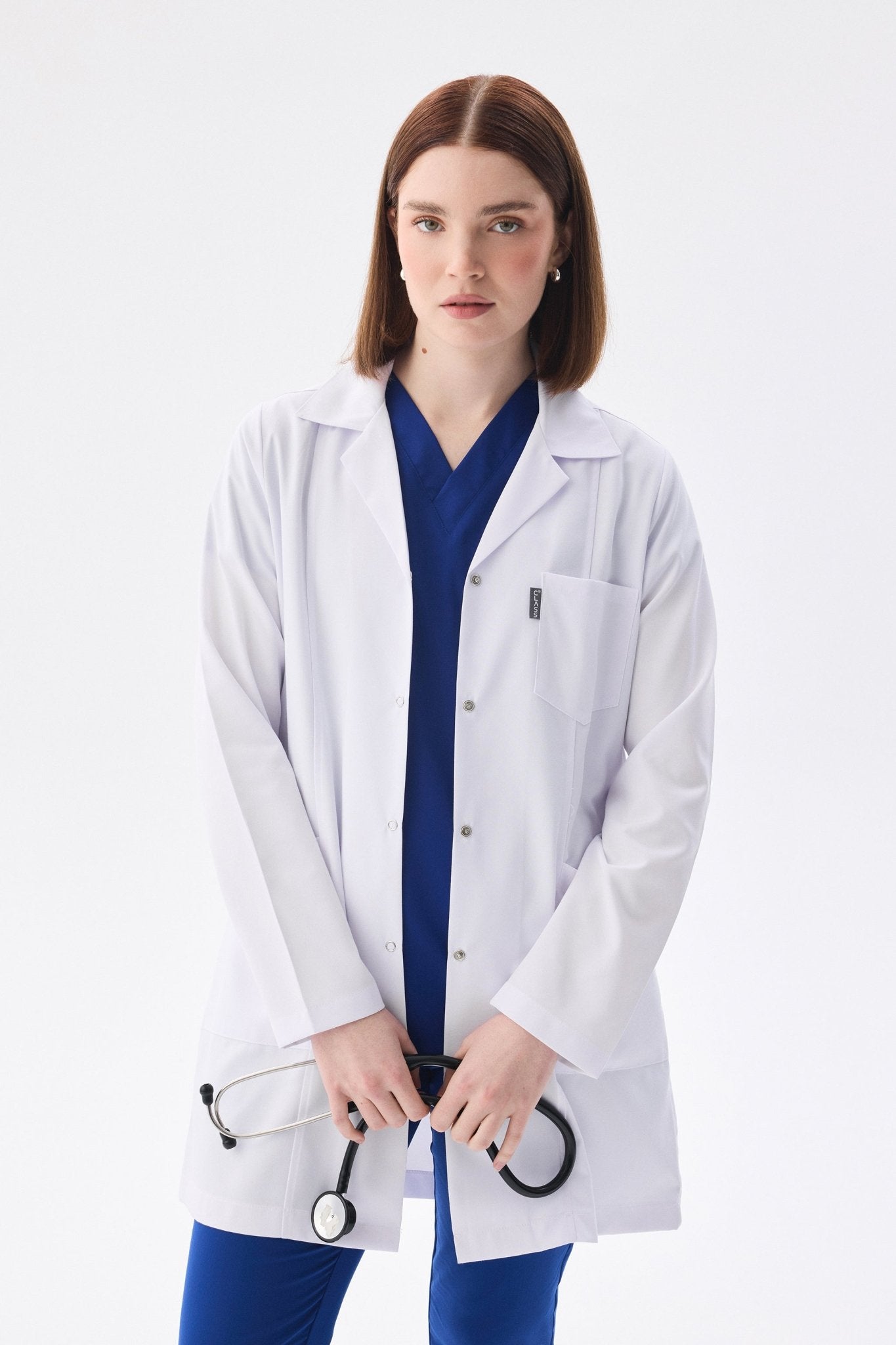 Kadın Uzun Kol Beyaz Çıtçıtlı Önlük Ceket – Klasik Yaka (Polo) - Class ÜniformaMedikal Scrubs