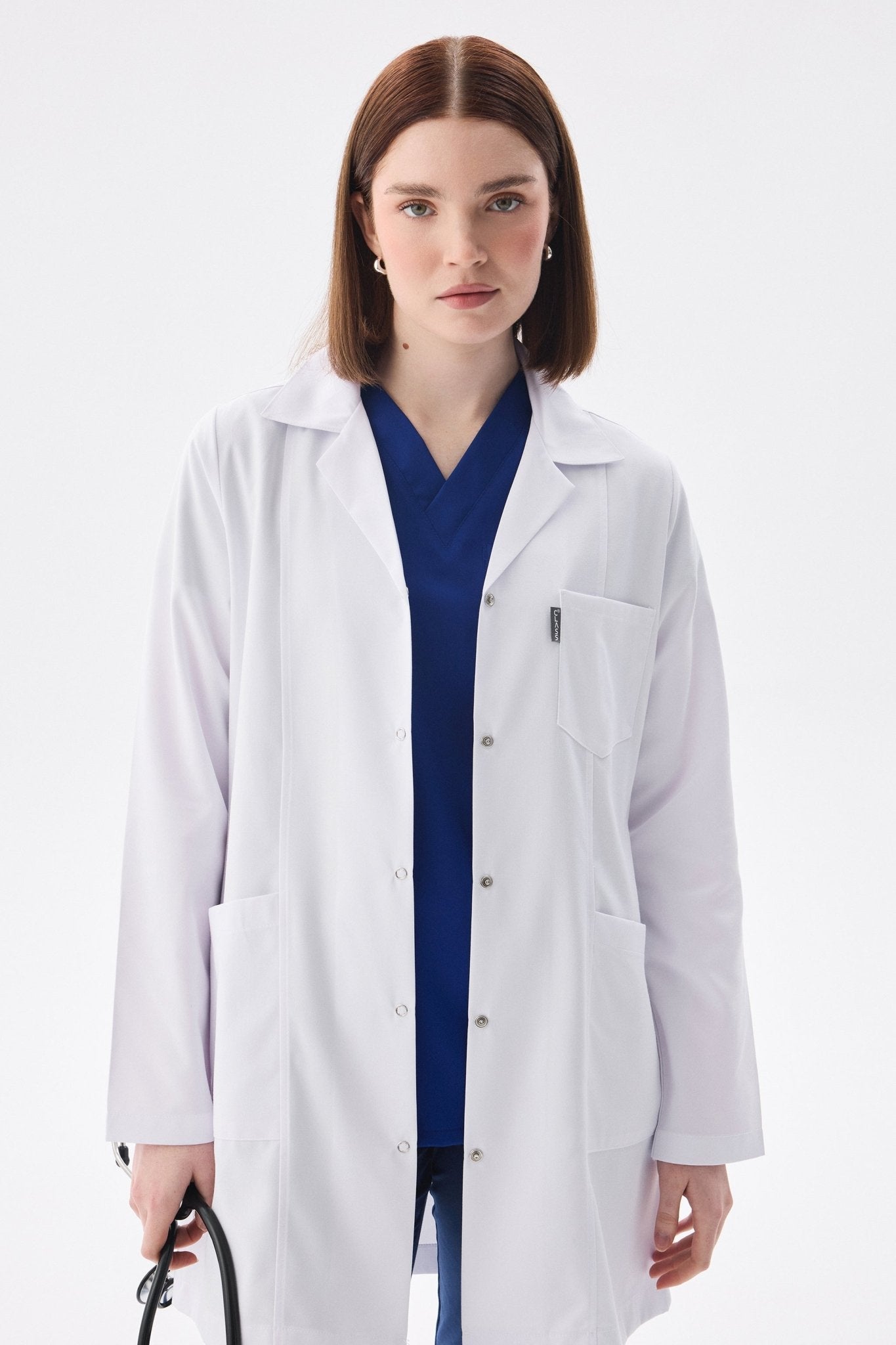 Kadın Uzun Kol Beyaz Çıtçıtlı Önlük Ceket – Klasik Yaka (Polo) - Class ÜniformaMedikal Scrubs