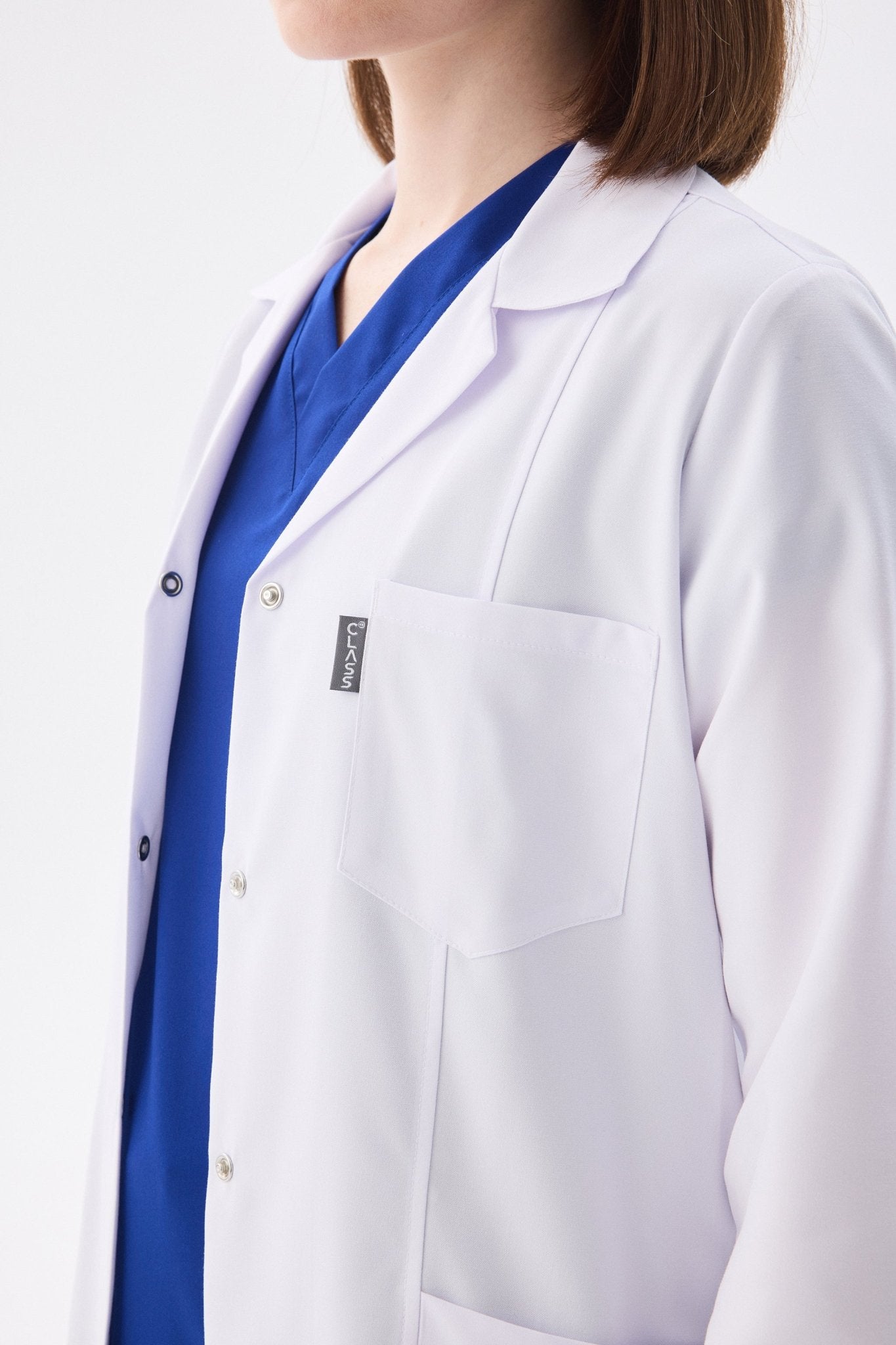 Kadın Uzun Kol Beyaz Çıtçıtlı Önlük Ceket – Klasik Yaka (Polo) - Class ÜniformaMedikal Scrubs