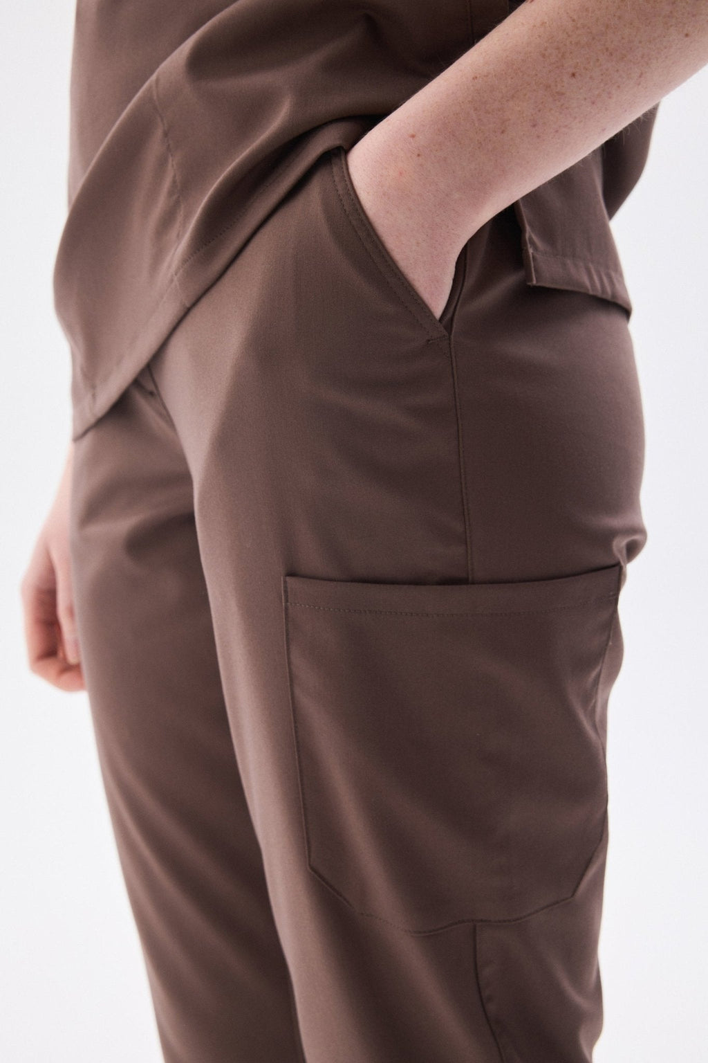 Polo Yaka Kahverengi Kadın Medikal Üniforma Scrubs - Class ÜniformaMedikal Scrubs