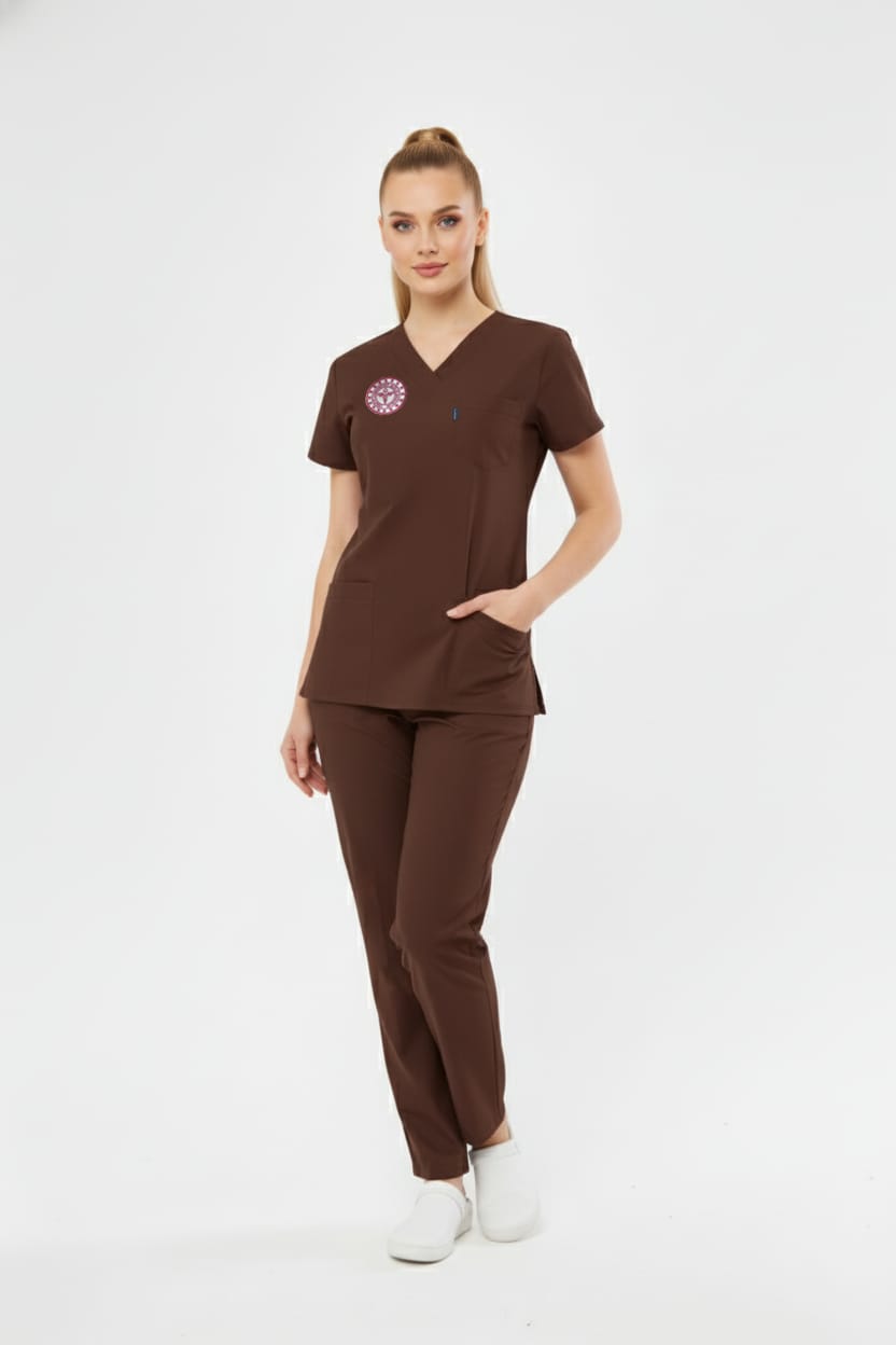 Kahverengi Diğer Sağlık Meslek Mensupları Hastane Forması Likralı Scrubs Takım (Yeni Yönetmeliğe Uygun - Friar Brown) - Class ÜniformaMedikal Scrubs